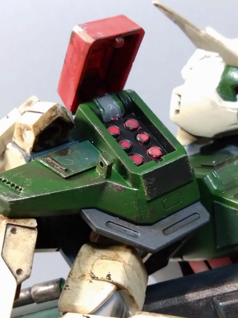 ミサイルハッチオープン。まぁここらへんはMGではないのでこの程度です。追加武装も考えていましたがインフル治ったばかりで何だか気持ち的にもういいかなってなっちゃって投稿することにしました。ほとんど出来ていましたがウェザリング等も終わって少し間があいたせいか。ディティールアップは結構頑張りましたが写真で上手く伝わるかなぁ。皆さんの良い評価がいただければ嬉しいですが…やはりMGは凄いのか。HGの製作がほとんどなので好きなキットがあったらMGも挑戦してみたいですね。最後まで見て頂いた皆さん、療養中に励ましのお言葉頂いたフォロワーの方々本当にありがとうございました。🙇これからも頑張りますよー。🤧