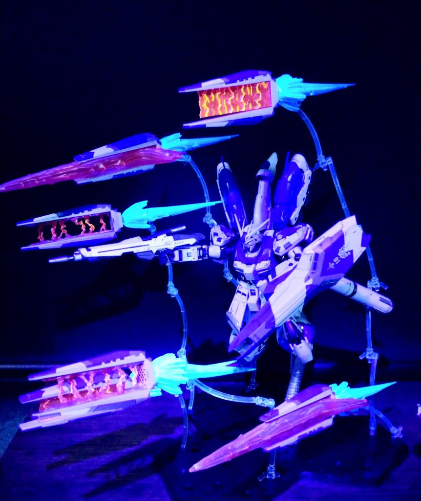 ピンククリアーはブラックライトに反応せず。上から蛍光ピンクです。ビリビリ部分は蛍光オレンジを筆塗りで。