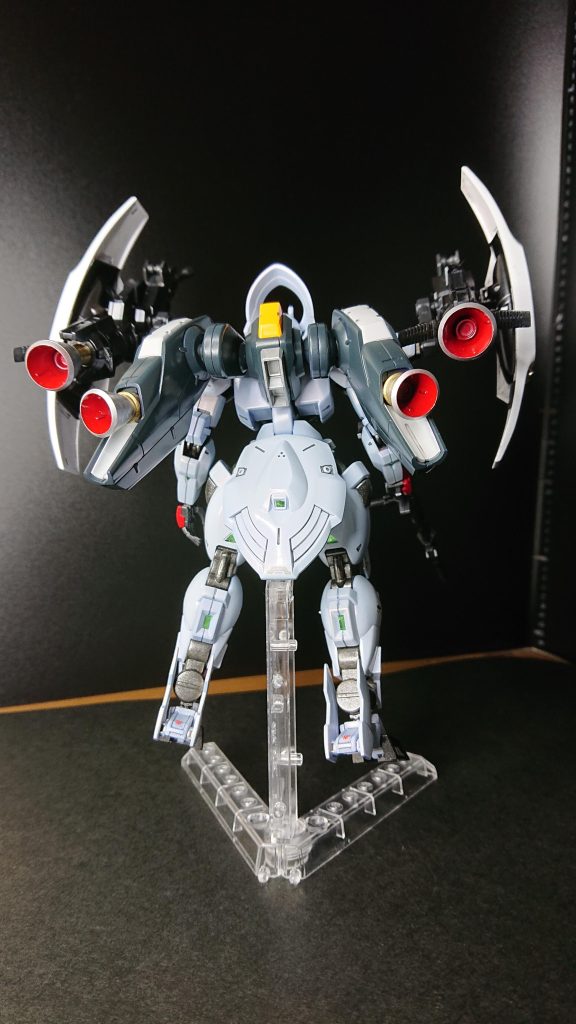 背面です。大型バーニアが４基あるので、超高機動型です。