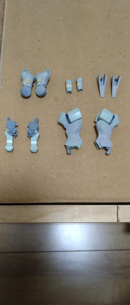 ゲテモノっぽいプロポーションが好きなので腕を5mm延長して、脚を3mm程詰めています。あと踵を少し延長しました。サイズが合えば境界戦機の逆関節とか使いたかったかも…