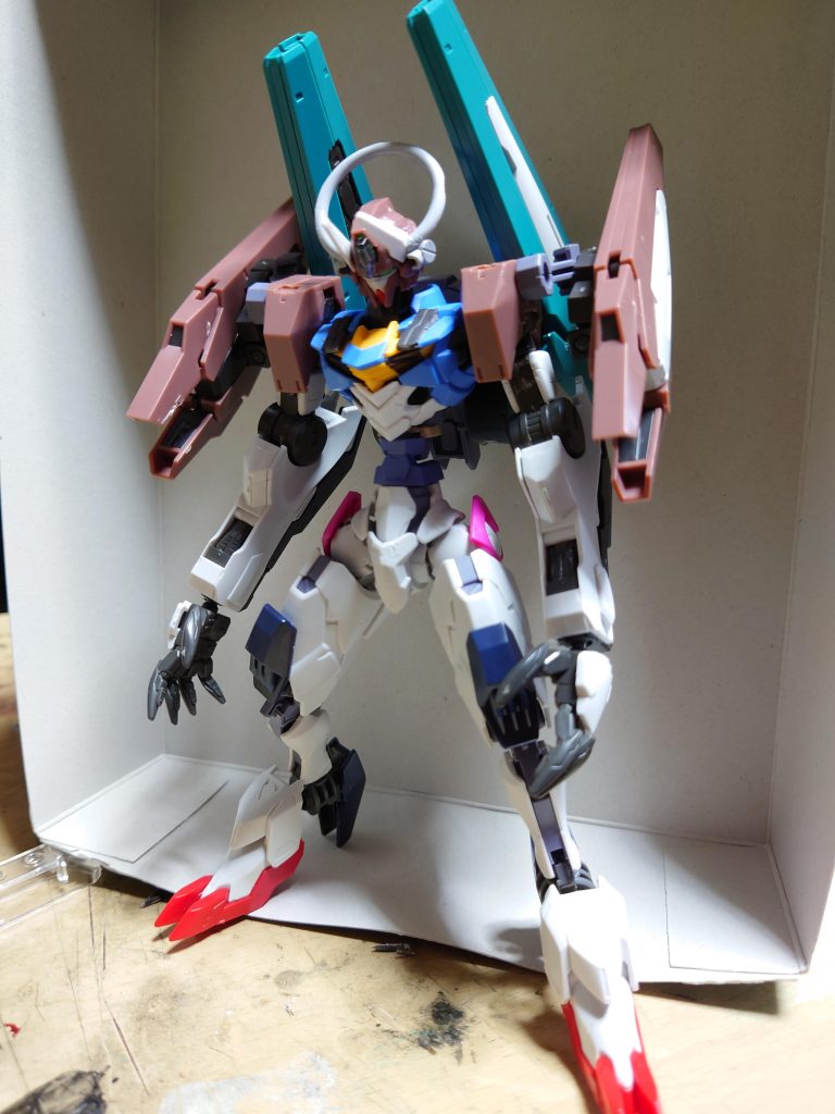 腰パーツの延長のために30mmのフォレスティエリの腰パーツを丸々使用しフェードアレイキャノンを更に二門追加して展開時を豪快にしましたm(_ _)m後、頭部パーツも天使の輪風にランナーを使いましたm(_ _)m