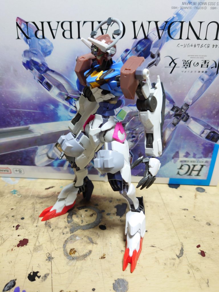 いったんフェードアレイキャノンを取り外したらプロポーションがとても良かったのでビットオンフォームみたいな形態も作りたかったのでフラットユニットとガンビットを作ろうと考えました(^^ゞ