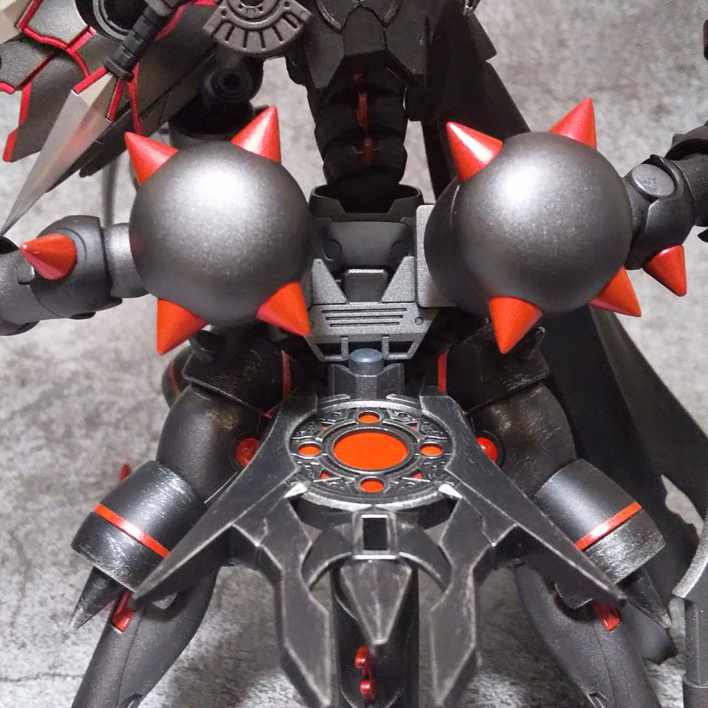 腰部分にエルドラブルートの腕を副腕として取り付け武器を持たせてます。