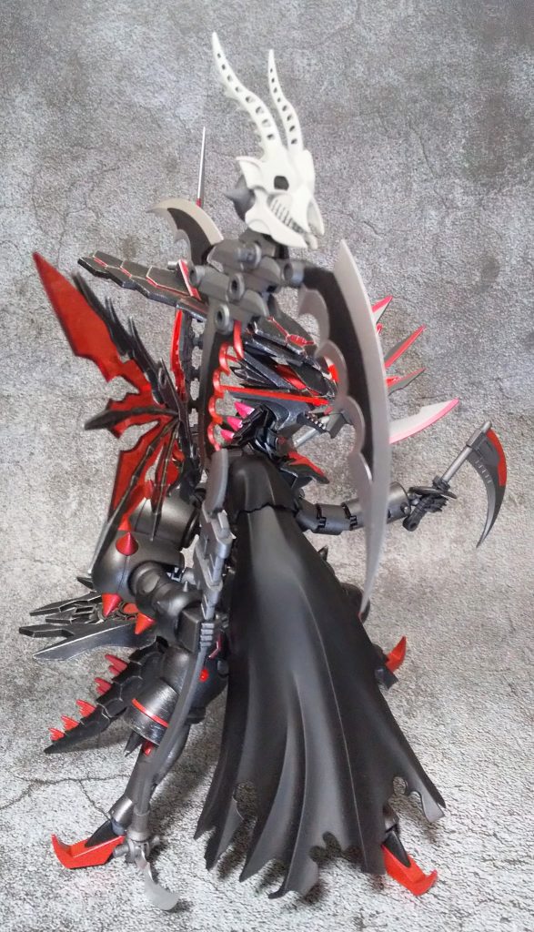 右側、右手は無くマントで隠されている。副腕に持たせているのはコトブキヤのヘビィウェポンユニット・スカルマサカーです。