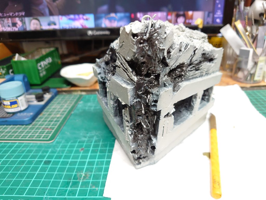 色んな塗装を重ねましたが、最後はタミヤのロイヤルライトグレイをスポンジで塗りつけてビル感を出しました