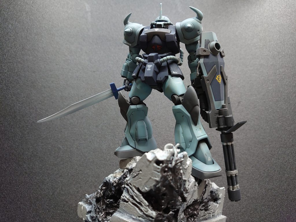 ビルはスタイロフォームなどで自作しました。形状は尖って見えるように遠近法強めにデフォルメしています。