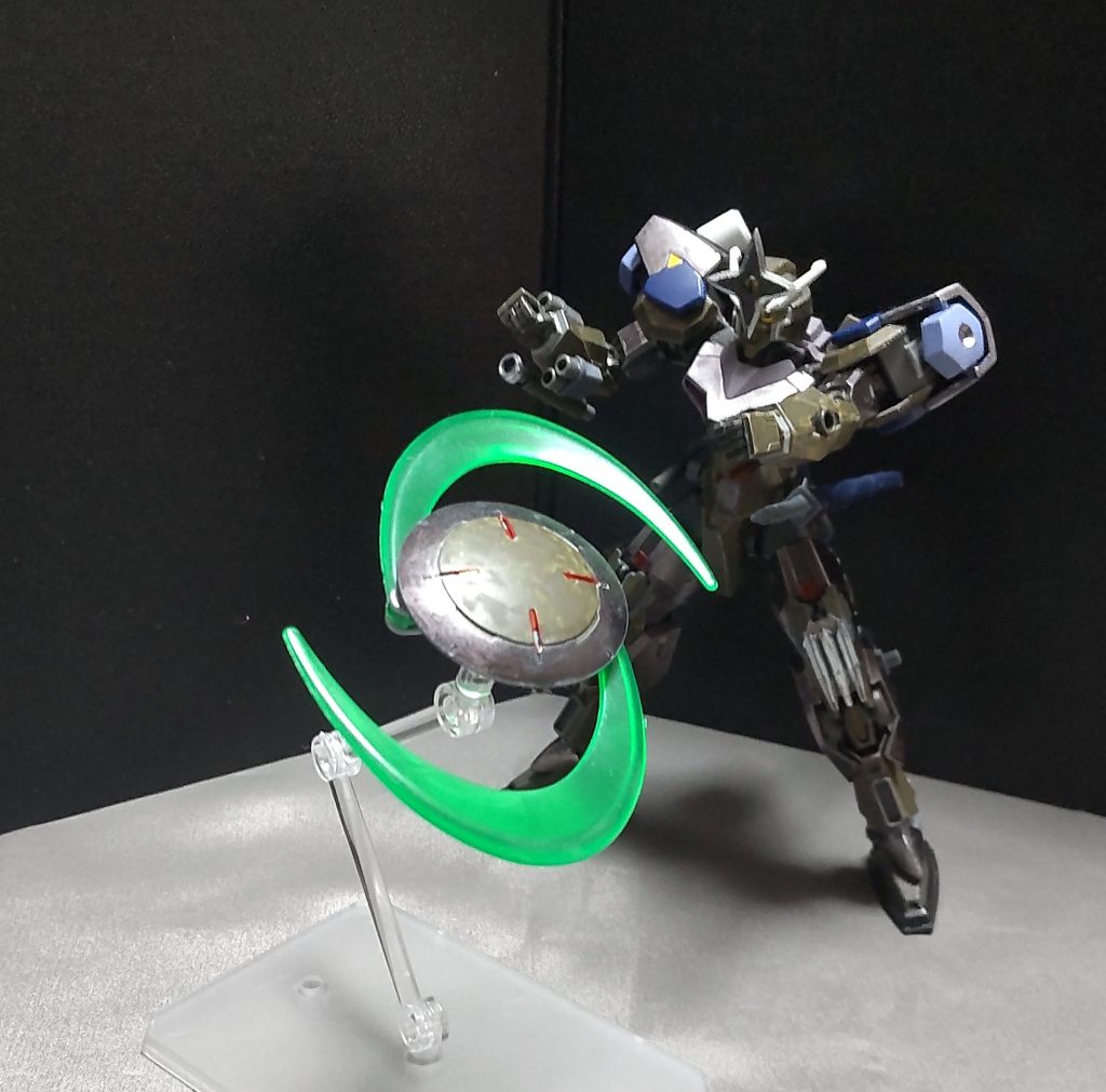 ・小盾式投擲武器「陽炎」左腕に装着されている小盾は投げる事で、ビーム刃を展開しながら飛んでいくといったビームチャクラムのような事ができます。手裏剣以上の破壊力を持っており、戦艦の装甲も切ってしまうくらいである。