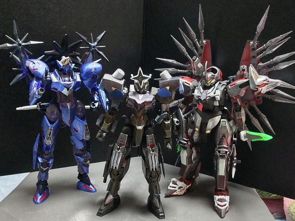 忍者風のミカエリスとダリルバルデと一緒にガンヴォルヴァは他の２機と比べると、背丈は低いようですね。