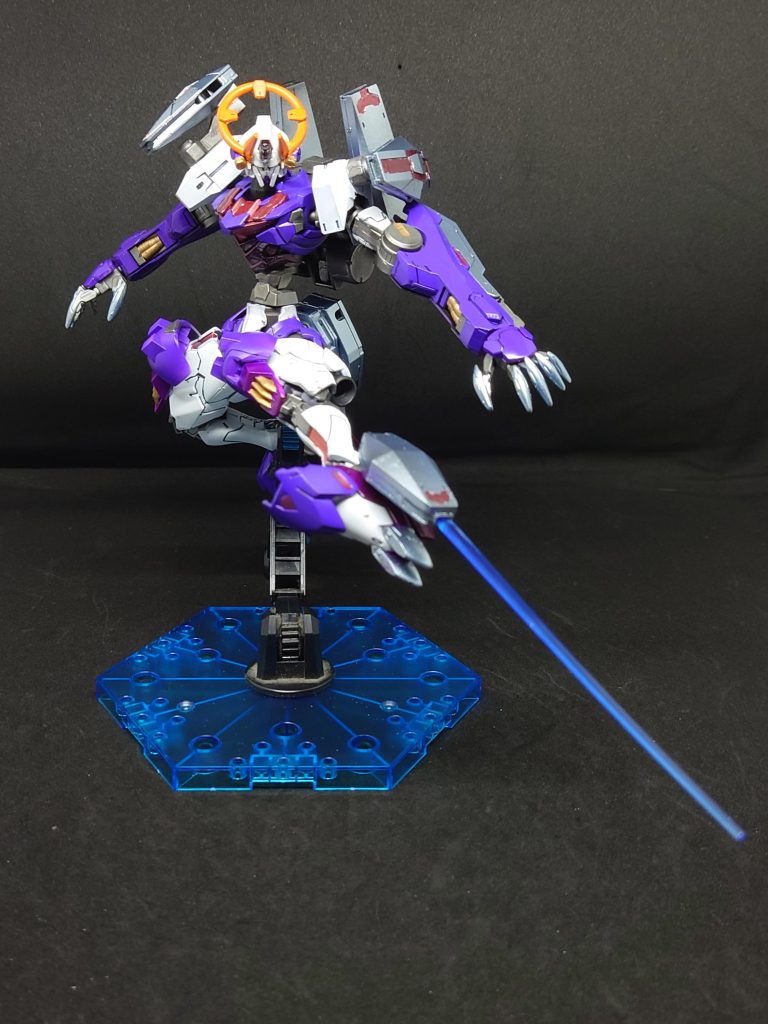 プロトガンビットオックスアース社のルブリスのガンビットを解析してメンデス機関が独自で試作したガンビット。サーベルを展開する事ができ遠近両方対応ができシールドにはならないがプロトガンビットから放出されるパーメット粒子により形成される対ビームフィールドにより防御性を完備している。メンデス機関ヴァナディース機関の理念から外れた科学者達がGUND技術で命を「救う」ではなく「奪う」としてGUND技術を兵器開発に転用して非人道的な実験を行い独自の兵力として備えておりベネリットグループを強く恨んでいるのは確かだ他の企業では手が出せない状況になっている。