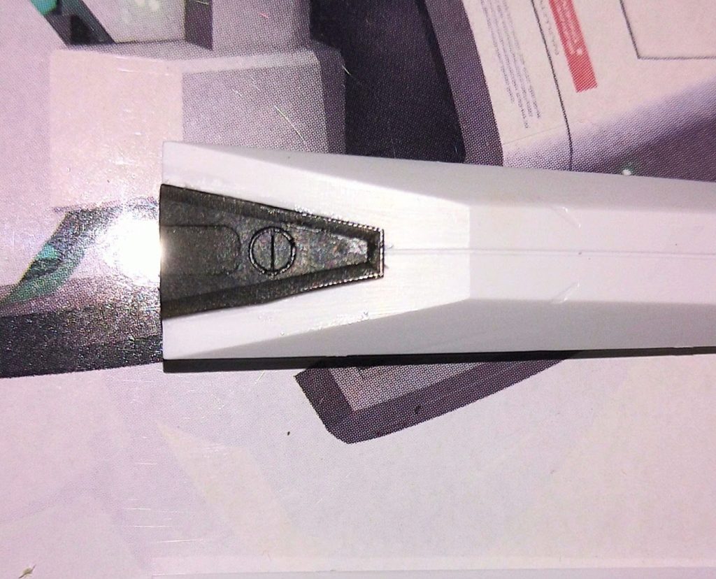  3Dプリンタ部品をファンネルに貼り付けた写真です。モールドも含めて印刷できるのは非常に便利です！ただ、表面にザラつきが出てしまうのでヤスリで仕上げた方が良さげです。最後までご覧いただきありがとうございました。