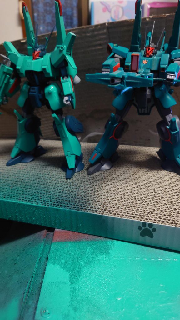 素組み(右)との比較あと３体は欲しい…😭