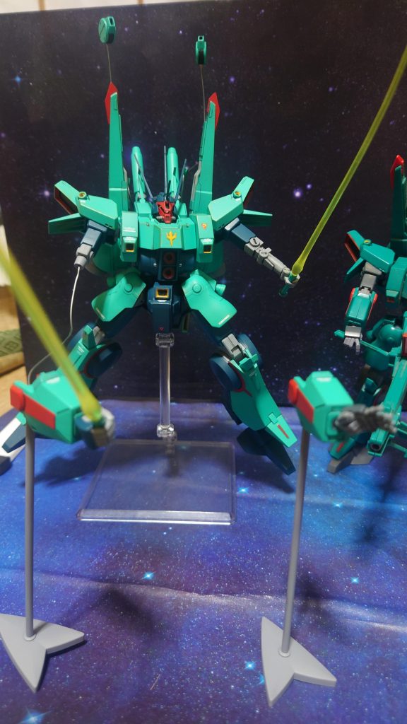 右は素組みの部分塗装このゴチャゴチャした感じがまた良い❗