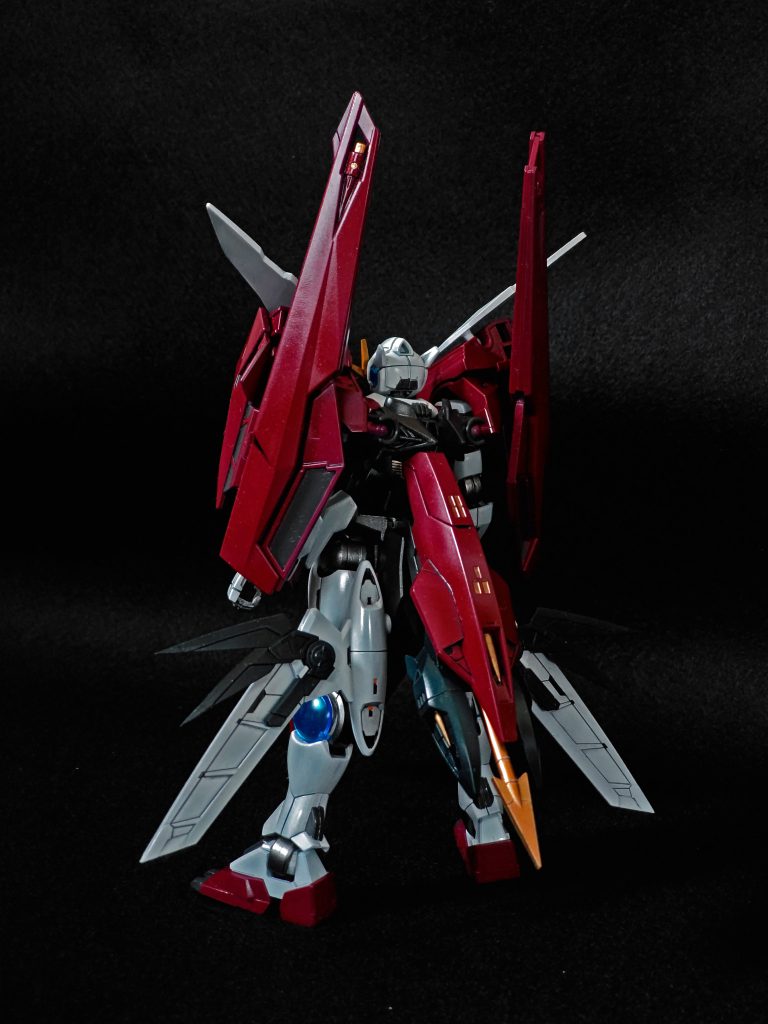 通常時は矢の部分を背面に装着大型ビームライフルとの接続によりレールガンになる