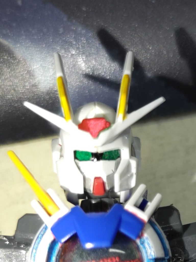 頭部目は元の目を削って平らにし黒で塗装。キャリバーンの目シールを貼り目を大きくした