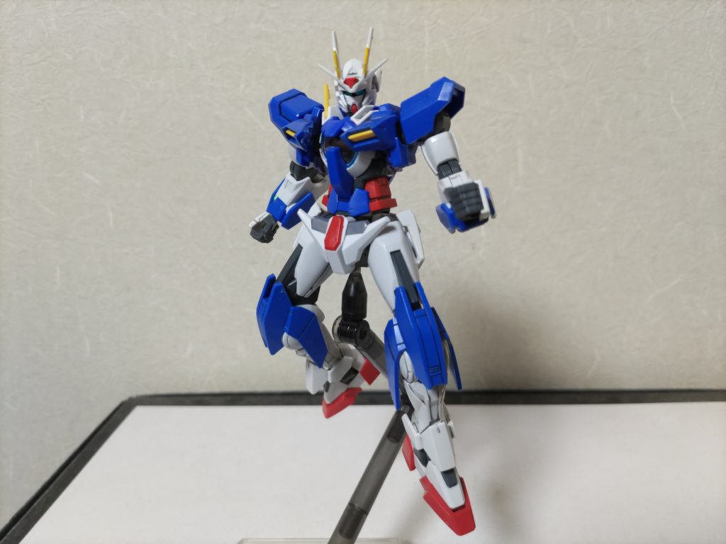 エクシア5番機ダブルオーに搭載される手足の試作型を搭載したエクシア手首やひざには追加アーマーを搭載頭部のアンテナは四本となり予備として右肩のみアンテナを搭載している