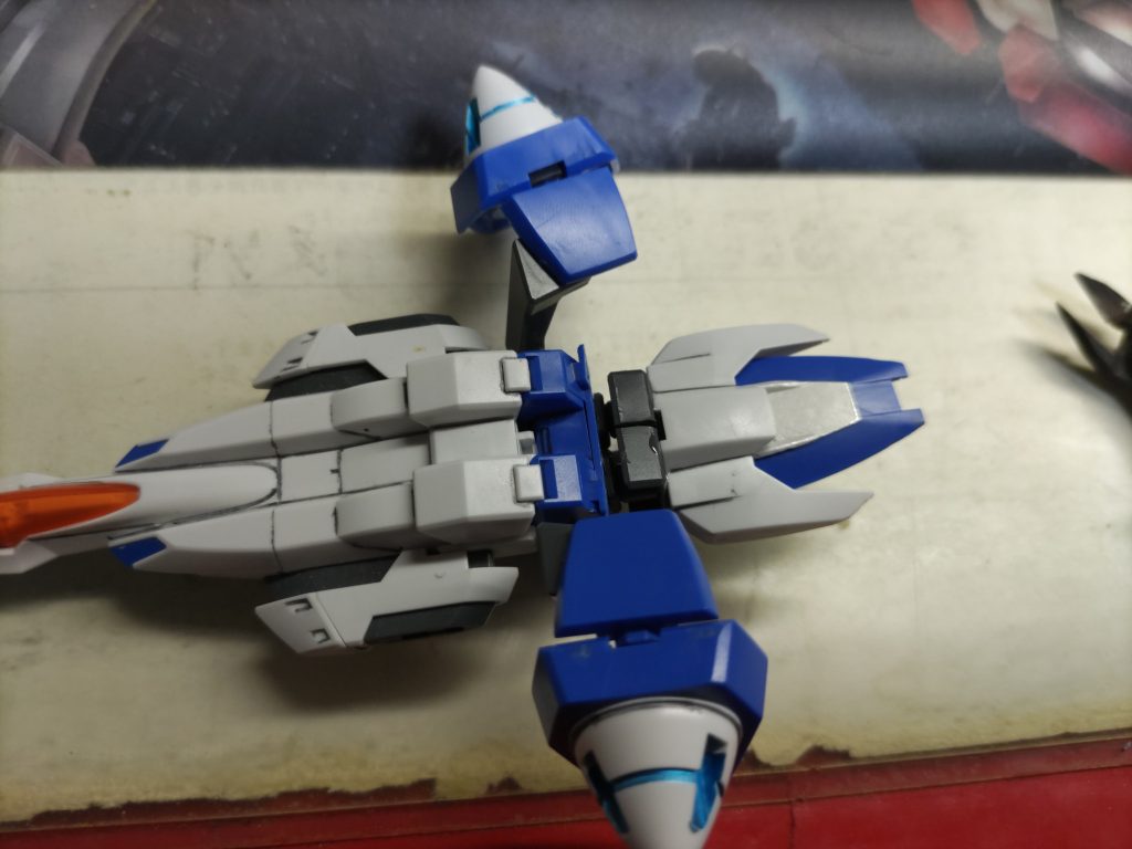 接着機首側はダブルオーの接続穴で接続