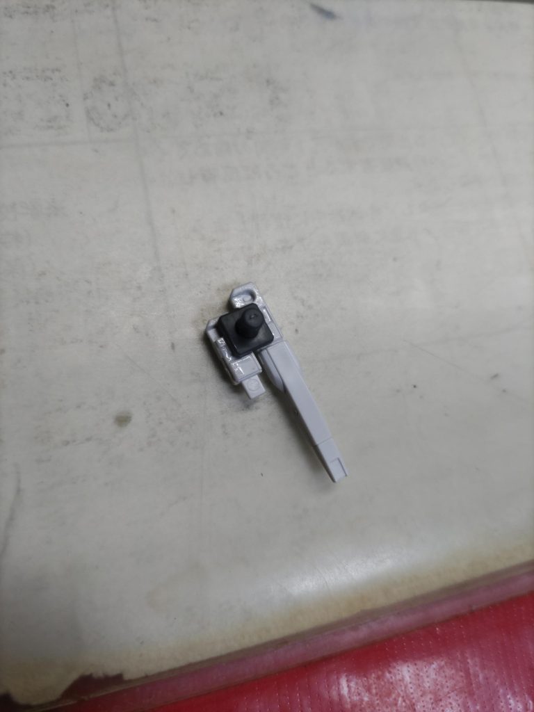 左腰の追加武装エクシアの尻のビームサーベル接続パーツを使用