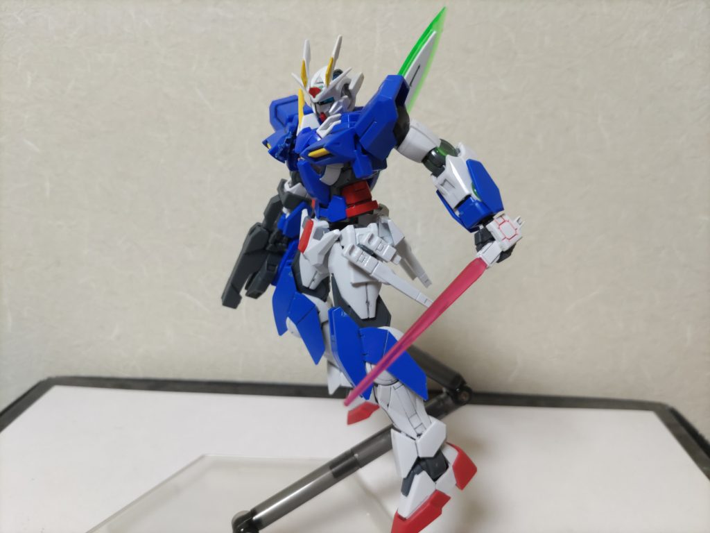 左腰にはGNビームダガーを二本追加投げたり左腕武装として使用する