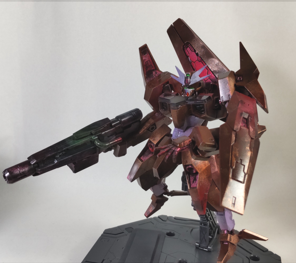 接地で飾るとどうしてもポーズ限定されちゃうし、浮かせてポーズ取らせて飾るの前提の機体だなという感じはしました。