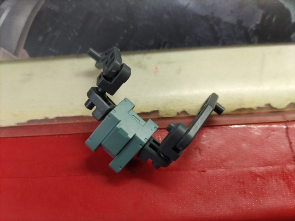 フクロウは背中から肩までのアームはダブルオースカイの改造パーツを使用