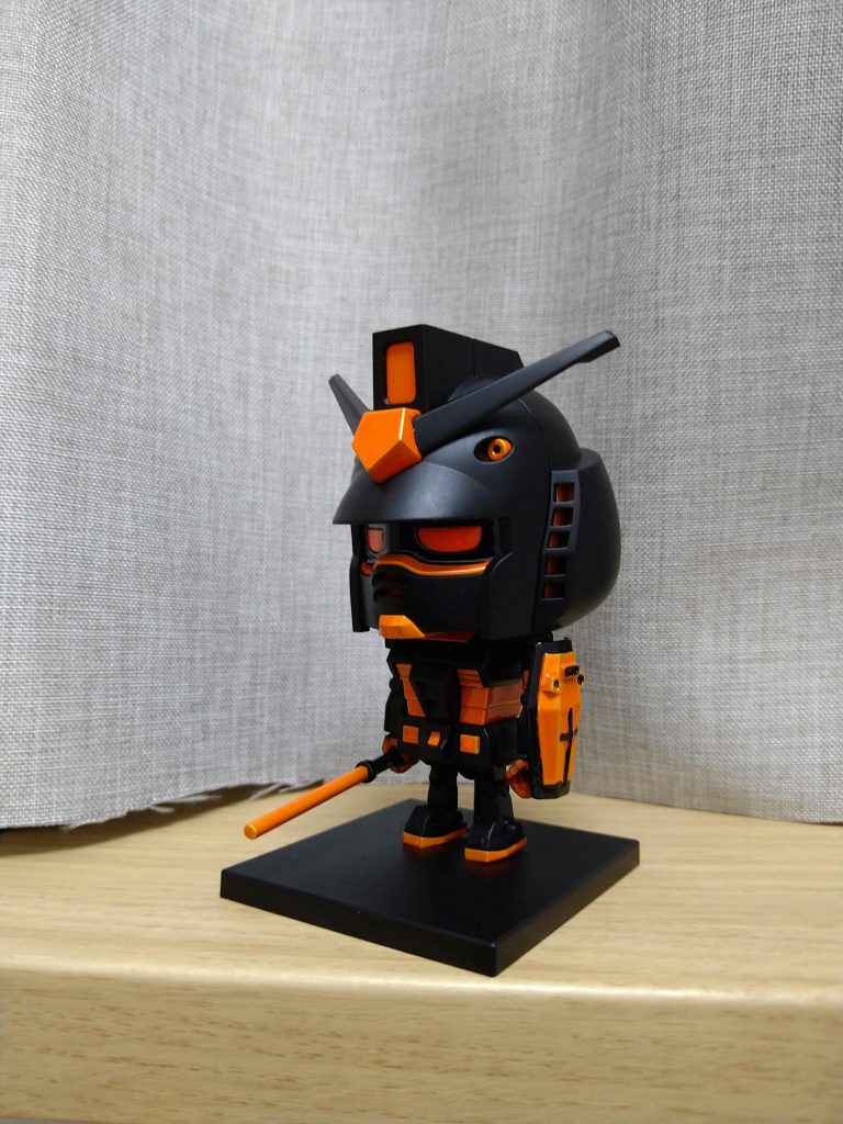 手をオレンジ、ビームサーベルを黒く塗装したら太り過ぎて入らなくなりました。