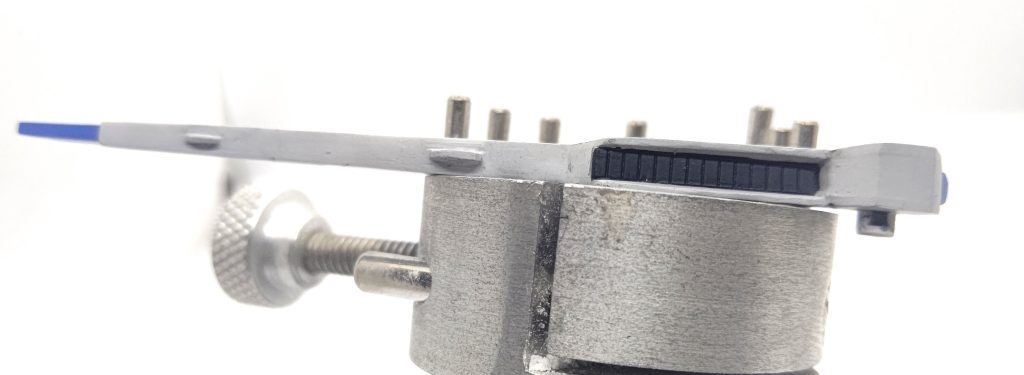 更に棒状ビットの長い方はエスカッシャンにする時に画像のグレーの部分が完全に穴埋めすると干渉するので、そこだけ若干の段差を設けてスリット入りプラ板でディテールにしてます。