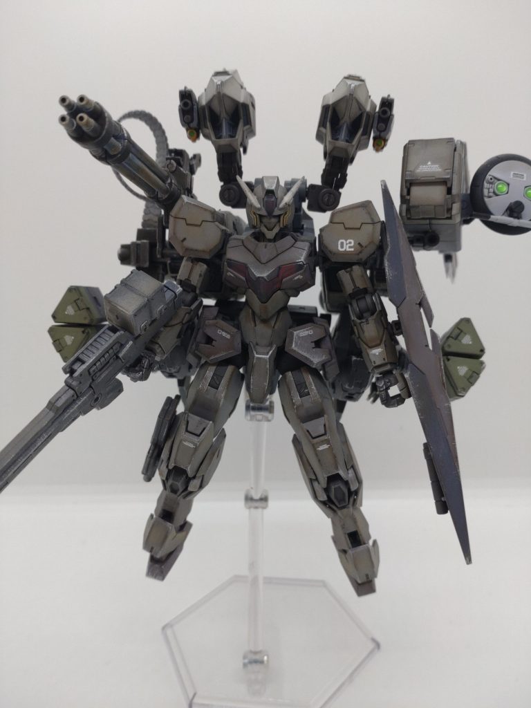 全身に銃火器をこれでもかと装備！私は、よくある「ジェネレーター出力の低下を防ぐため、多数の実弾兵器を搭載」のような設定が大好物です。やはり無骨な実弾兵装こそロマンがあるというもの！え？　なに？　弾切れ？　そんなに装備したら重くて機動性が？ちょっと何言ってるのかわかりませんね。