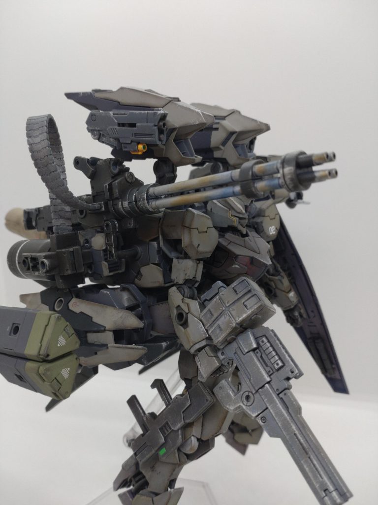 肩に何を装備させるか悩んだ末、やはりガトリングを超えるロマンは存在しないという真理に辿り着きました。ガトリングは正義！！✨