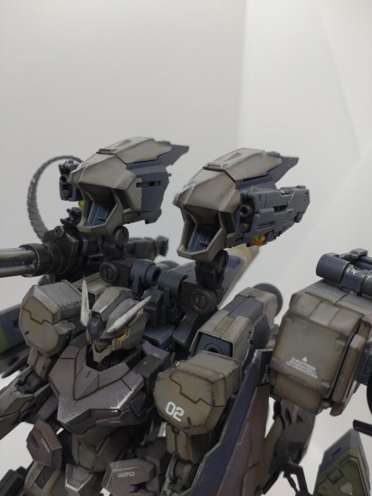 上部には機関砲付きブーストポッドを装着