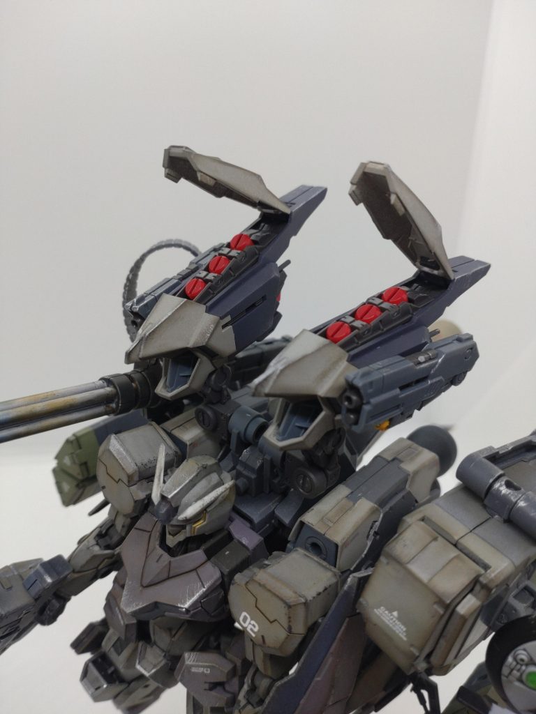 内部にはもちろん連装ミサイルを収納