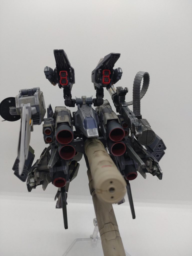 多数の大型ブースター及びプロペラントタンクを装備、これによってガンヴォルヴァは殺人的な加速を得ることができます。　実際問題、ガンヴォルヴァでキャリバーンに追いつこうと思ったらこのくらい必要だと思います。え？　燃費？　小回り効かない？　ちょっと何言ってるのかわかりませんね。ブースターが大きくて沢山あれば、速くて強くてロマン溢れるなんてのは常識ですよね？