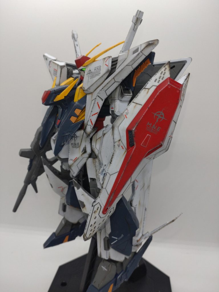 カラーリングは小説&Gジェネ版で塗装。顔を変更したらこっちのほうが似合いそうだったのでw青は落ち着きを持たせるためにネイビーブルーで塗装。真っ青よりも大人な雰囲気を出せたかな?