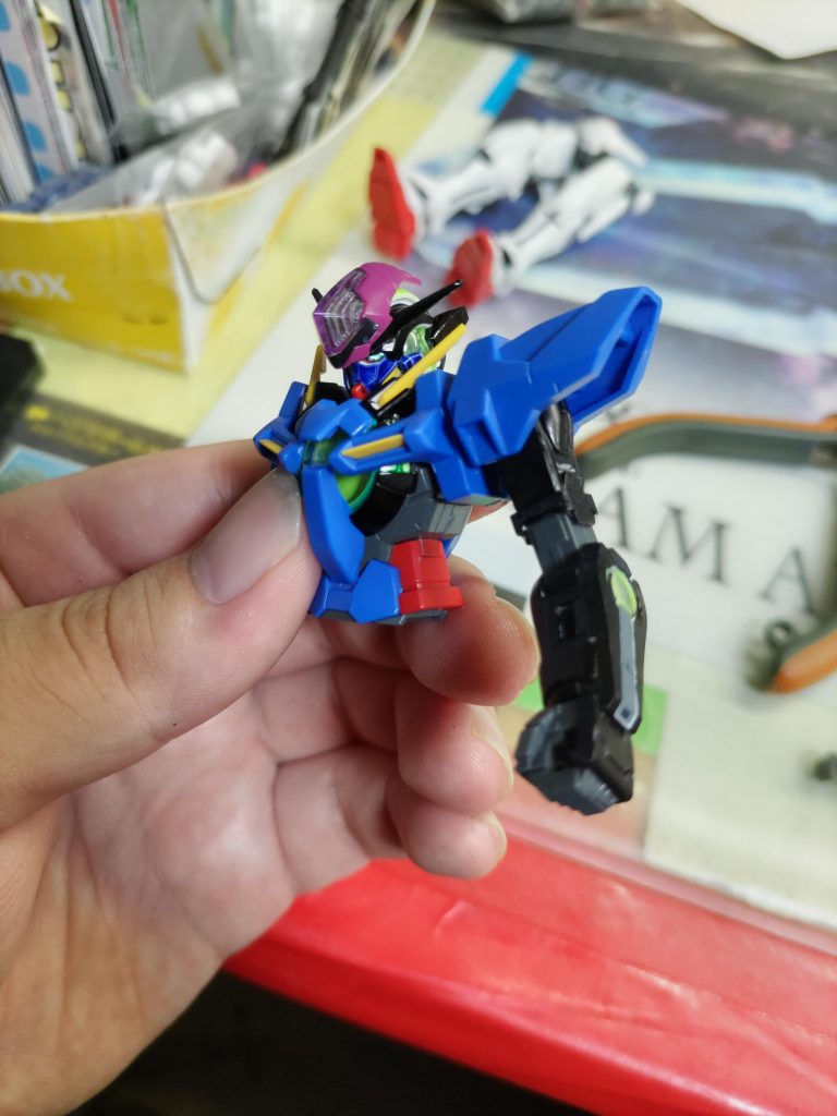 今回は塗装の後にパーツの接着を行ってます