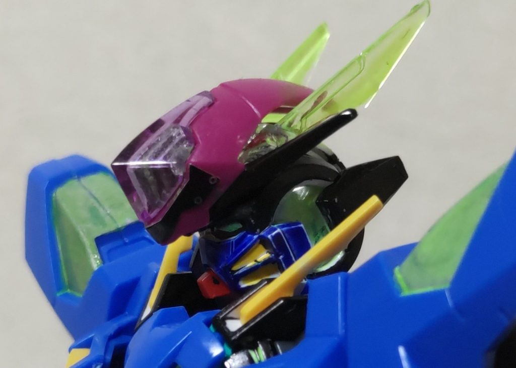 頭部には大型演算機（紫のパーツ）と粒子の操作性向上のためのクリスタルアンテナが搭載されている