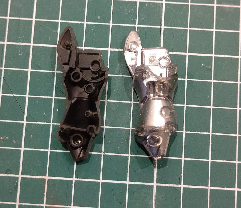 白と赤のクリアパーツは裏面シルバーに黒サフも塗って重厚感を出してみました！