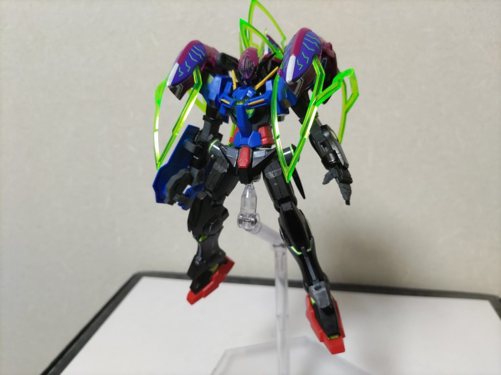 エクシア6番機　フクロウウィザードクロスの背部ユニットを装備した隠密戦闘特化型形態防御が高くミラージュ機能を駆使し隠れながら戦闘を行う