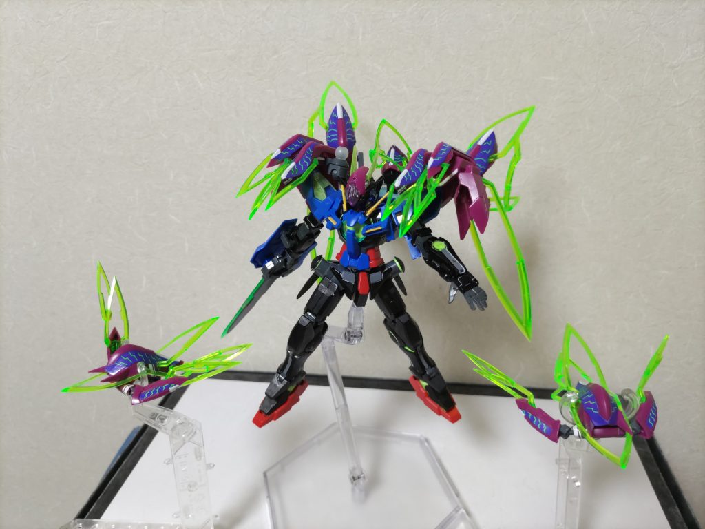 ハチドリビット両肩のハチドリビットを敵機体に取り憑かせて敵機体を支配下に置くことが可能