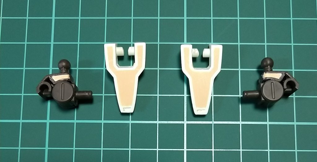 足の裏の肉抜きをエポキシパテで埋めて、、、