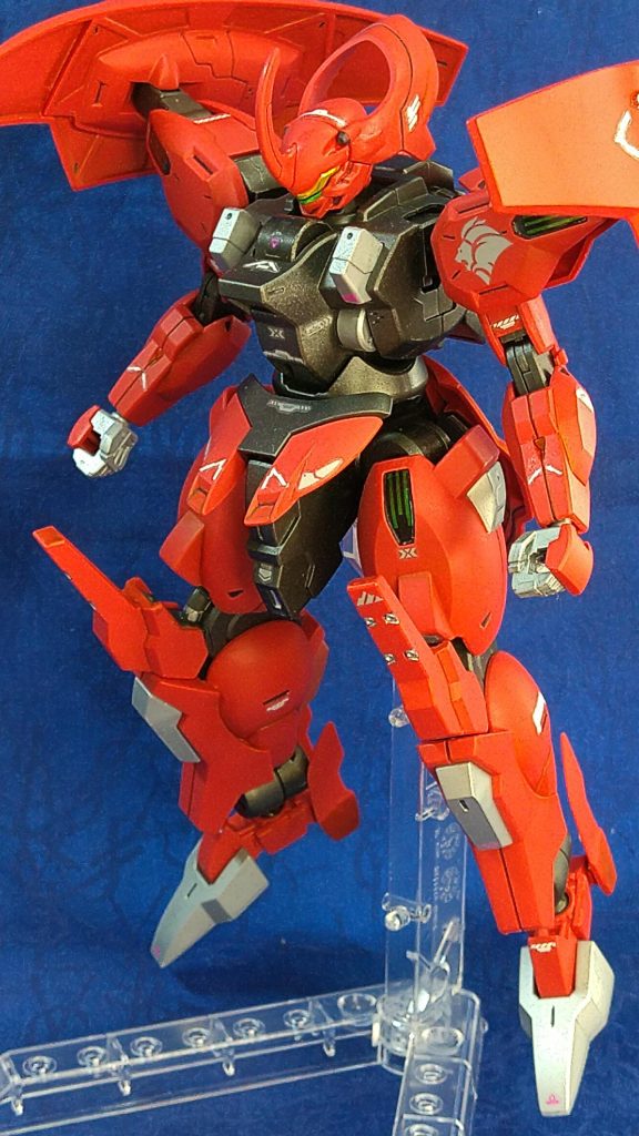 実は、右脚太もものクリアパーツがいつの間にか紛失。よく見ないと分からないので、そのままでいいか、と。