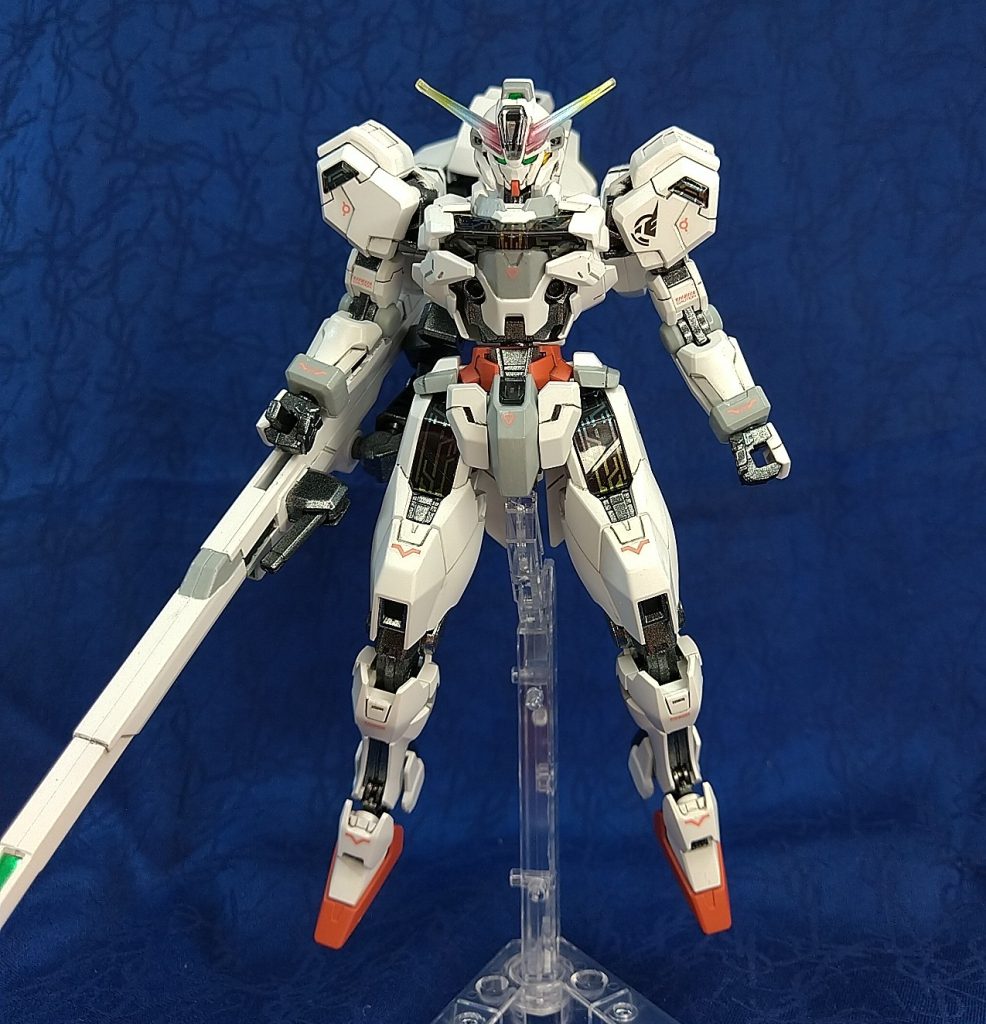 おそらく筆塗りだと思いますが、本体をホワイトとグレーで色分けされていて、関節部分はガンメタリック。細かく丁寧に塗装されているのが分かります。