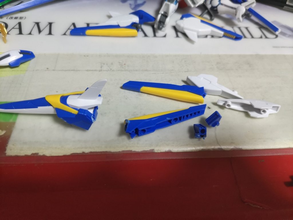 バックパック及びGNブースターライフルの素材HGV2ガンダム付属のコアファイターを羽と機首に分解し機首をバックパック、羽をブースターライフルに使用します