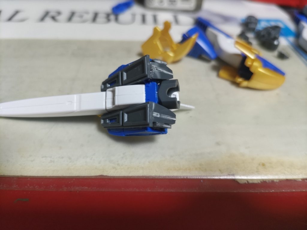 切り取り後に出来た穴はダクトパーツで埋めます