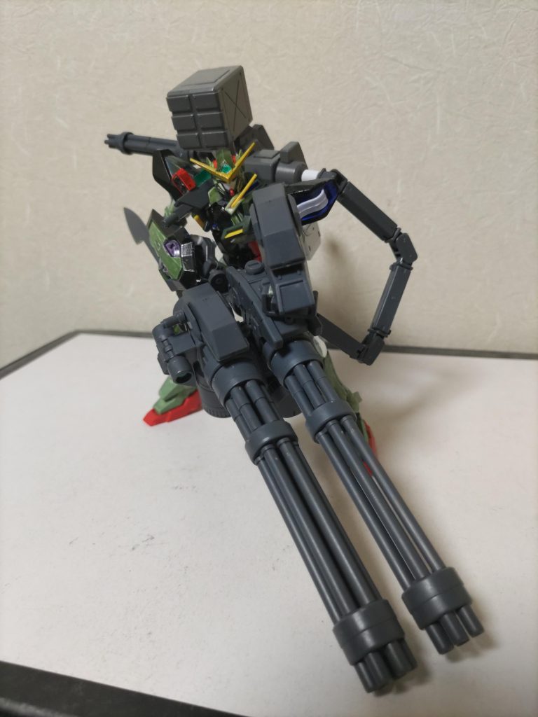 大型2連ガトリングGNソードガトリングと連結し運用ガトリング上部には小型ガトリングを設置