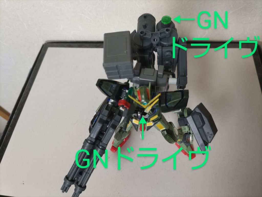 GNドライヴは大型2連ガトリングの弾倉部分と機体胴体中央についている設定です