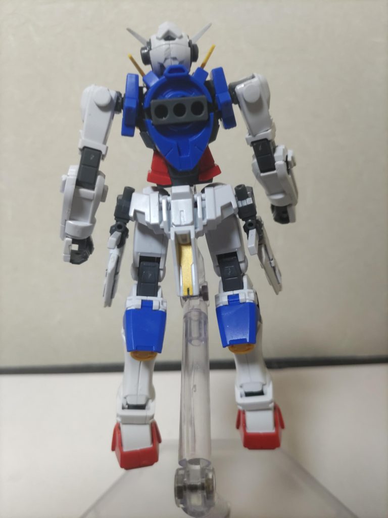 複数種類の武装が使えるように背中は3穴になってます