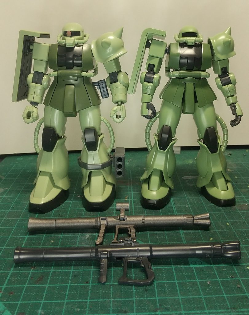 昔のキットの方が、ボリュームが有るのですね。ミサイルポットも付いてるしお得感が。こちらのシールドは1番機のシールドに使わせて貰いました。次のオマケ写真のコメントが入れられないのでここで心臓を捧げよ!…アマプラで見たのでついついヤッテみました😁写真差し替えました。マンダムに見えてしまうのを修正w+立体機動装置追加そして、良く考えたら調査兵団と言うより鎧の巨人じゃんってことで、門の破壊ポーズ追加