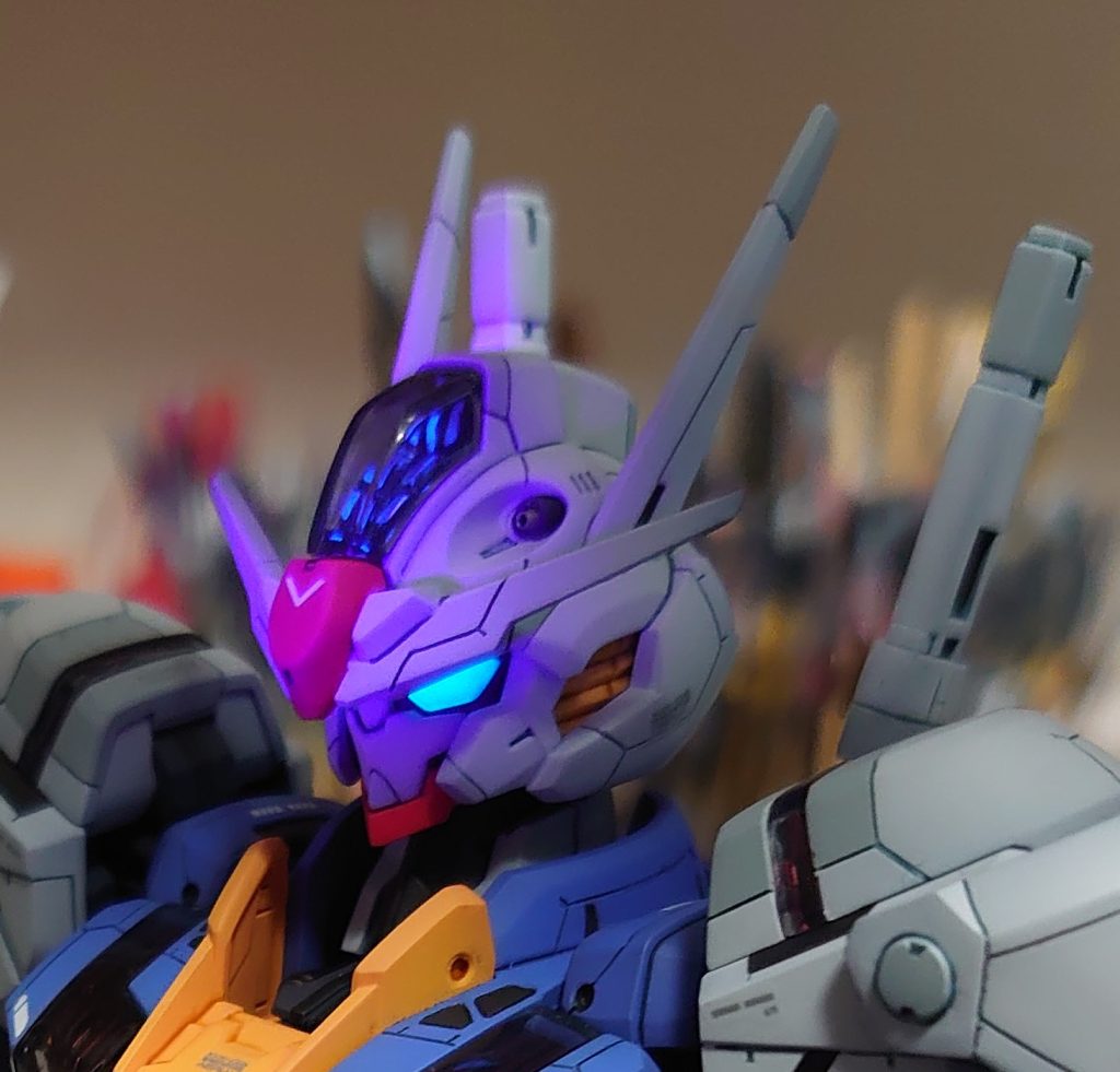 ＜発光＞シェルユニットとカメラアイは蛍光塗料を混ぜて塗装したので、発光します。