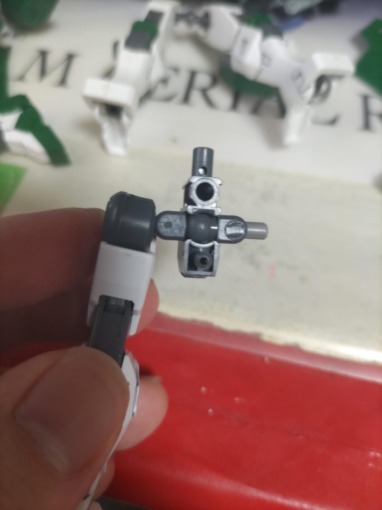 デュナメスの股間をベースにランナー棒とポリキャップでケルディムの足を取り付け