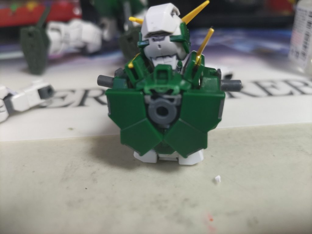 デュナメスのGNドライヴ付近を切り取って接続パーツとデュナメスのフロントスカートで穴隠しアーマーつけるとほとんど見えなくなる所