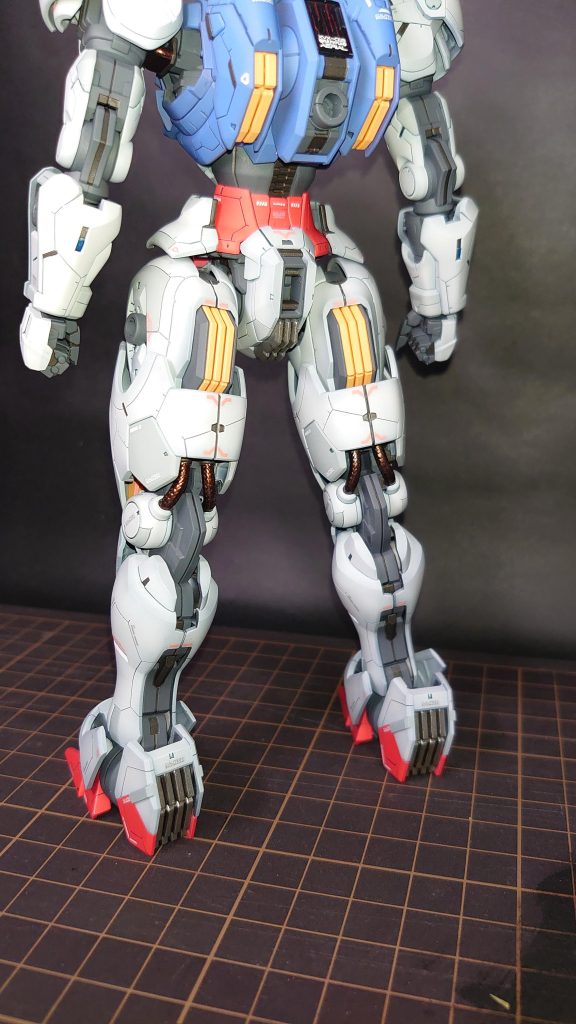 ＜背面、脚部＞いろいろ細かく塗り分けました。パイプラインはシタデルのバルタザールゴールド使用、脚部の放熱？スラスタ？部はシャンパンゴールドで塗装。いい塩梅に仕上がった感じ。